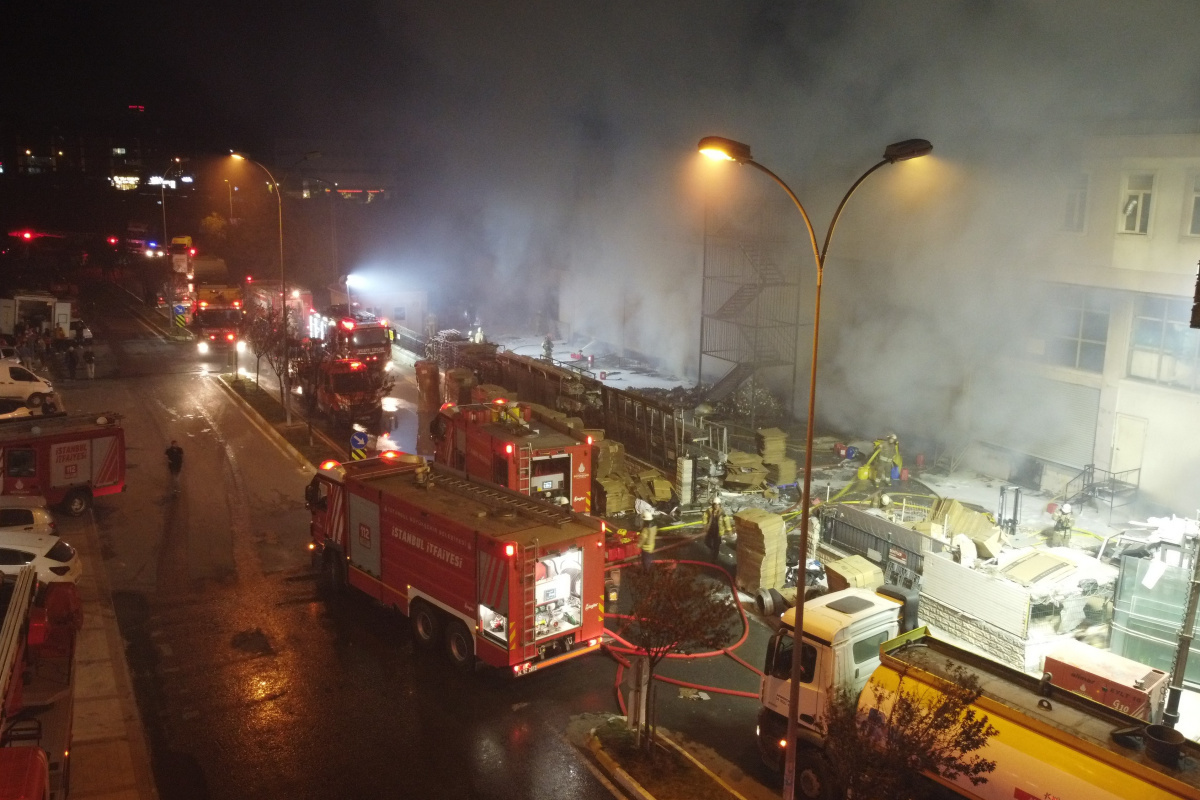 Beylikdüzü'nde depo yangını 9 saattir devam ediyor