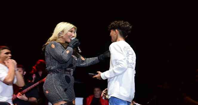 Hande Yener’e Bursa’da şok! Ünlü popçu sahneye fırlayan gençlerle şarkı söyledi