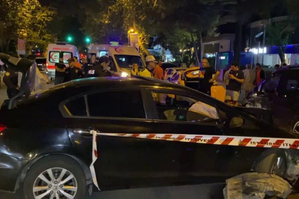 Kadıköy’de otomobil yolcu alan taksiye çarptı, öfkelenen sürücü kendi aracını tekmeledi