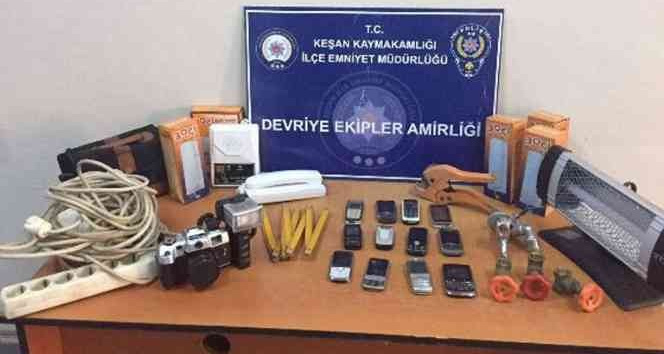 Şüphelilerin çuvalından çok sayıda çalıntı malzeme çıktı