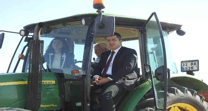 "Edirne’nin Sarı Çiçeği Kanola Projesi" ile çiftçilere tohum dağıtıldı