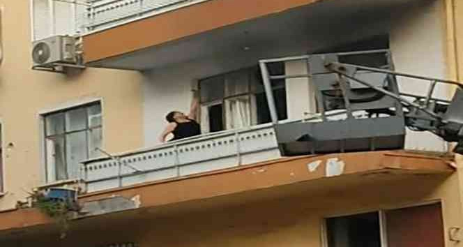 Sinir krizi geçiren kadın evinin balkonunu yaktı, camları kırıp eline ne geçtiyse sokağa fırlattı