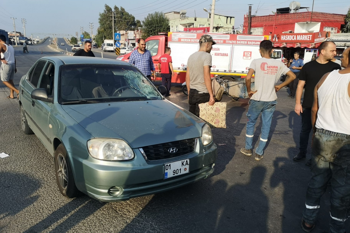 Tarsus’ta otomobille çarpışan motosikletli yaralandı