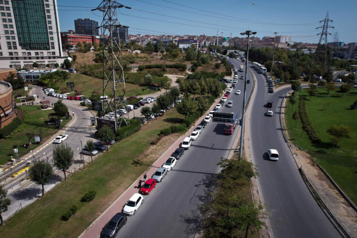 Otopark aidatını yüksek bulan Kuyumcukent çalışanları araçlarını yol kenarlarına park etti