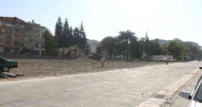 Saçma binadan eser kalmadı
