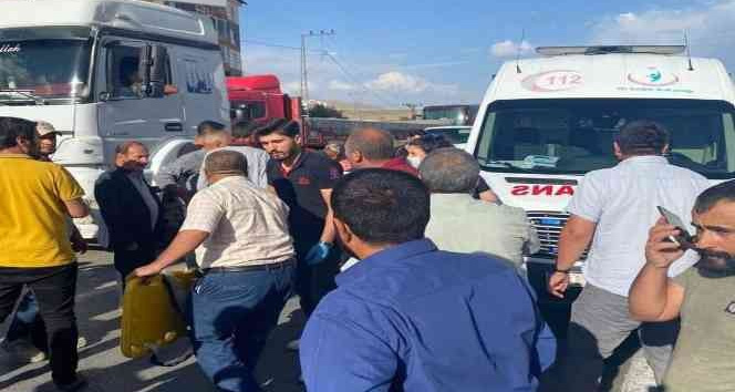 Tatvan’da feci kaza: Önce araç çarptı ardından tırın altında kaldı