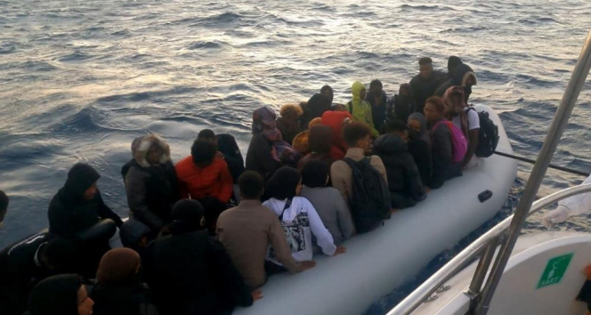 Ayvalıkta Türk karasularına itilen 51 göçmen kurtarıldı