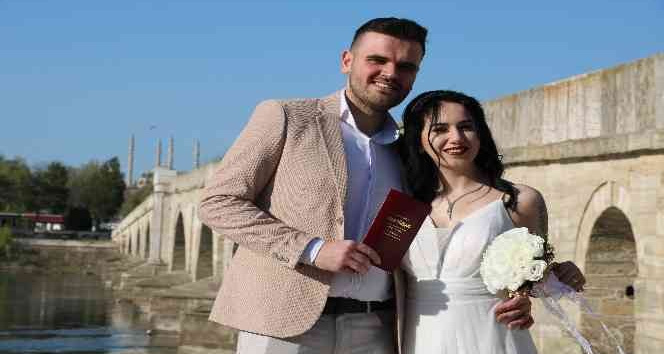 Tarihi köprüler çiftlere doğal stüdyo oldu