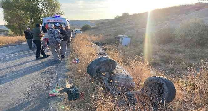 Yol kenarına uçan aracın tekerlekleri koptu: 2 yaralı