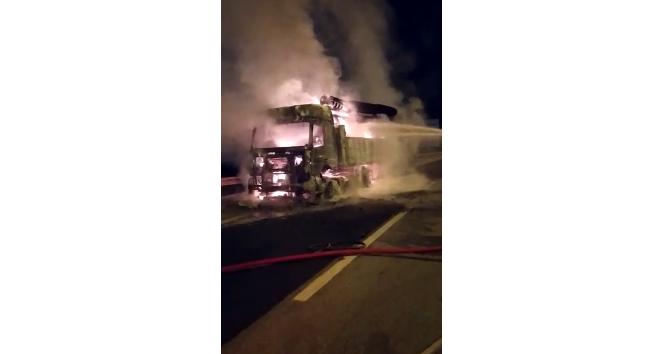 Yanan tırdan geriye demir yığını kaldı