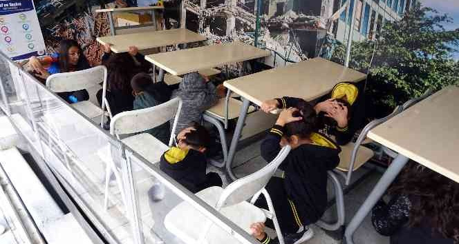 Öğrenciler deprem anını simülasyon tırında yaşadı