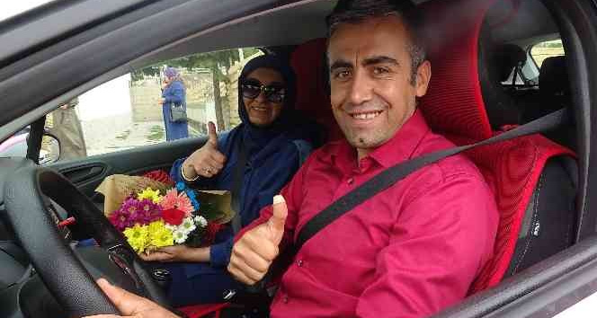 Ehliyeti 9’ncu sınavında kazandı, gözyaşlarını tutamadı