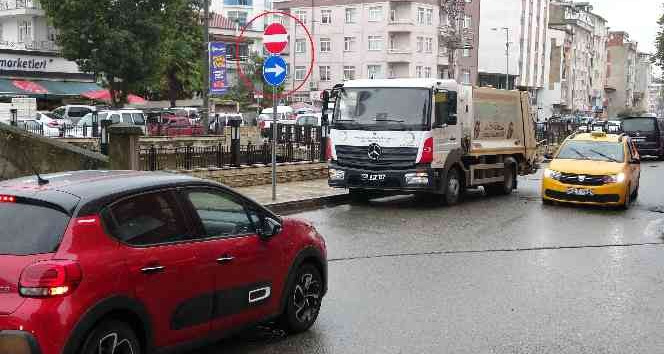 300 metre dolanmamak için yolun 5 metrelik kısmındaki ters yön yasağına uymuyorlar