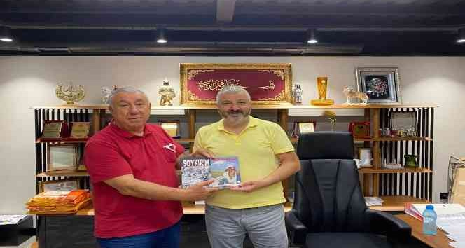 Serdar Ünsal, “Soykırım Ve Yüreğim İrevan’da Kaldı“ romanını Mehmet Sadıç’a hediye etti