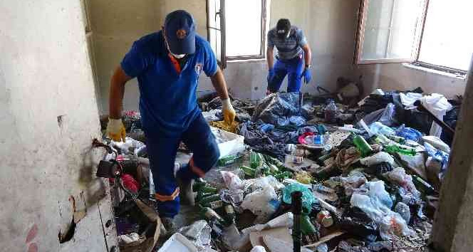 Yaşlı adamın evinden 2 kamyon çöp çıktı