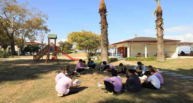 Yalova’da öğrencilerden açık hava kitap okuma etkinliği