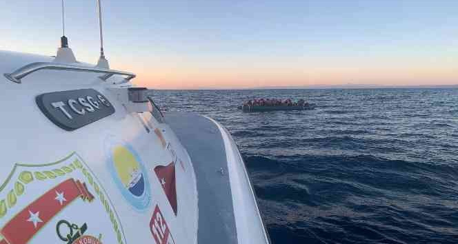 Çanakkale açıklarında 54 düzensiz göçmen kurtarıldı