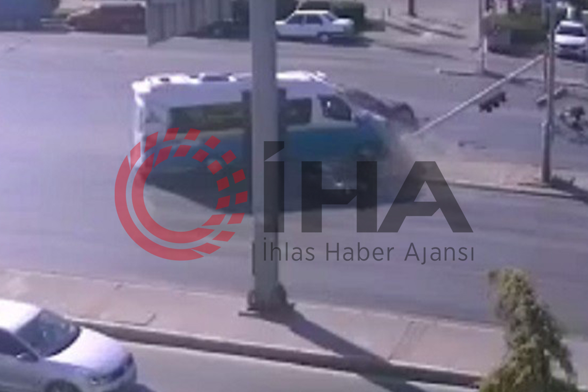 İzmir&#039;de 16 kişinin yaralandığı kaza anı kamerada