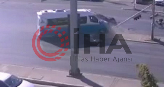 İzmirde 16 kişinin yaralandığı kaza anı kamerada