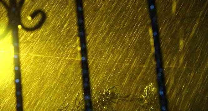 Osmaniye’de gök gürültülü sağanak yağış etkili oluyor