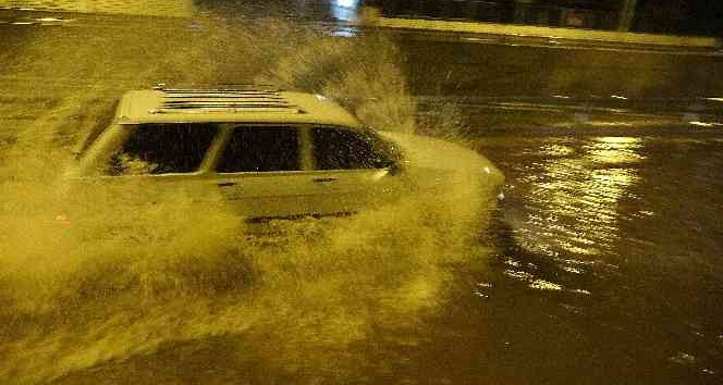 Osmaniye’de gece saatlerinde bastıran sağanak hayatı olumsuz etkiledi