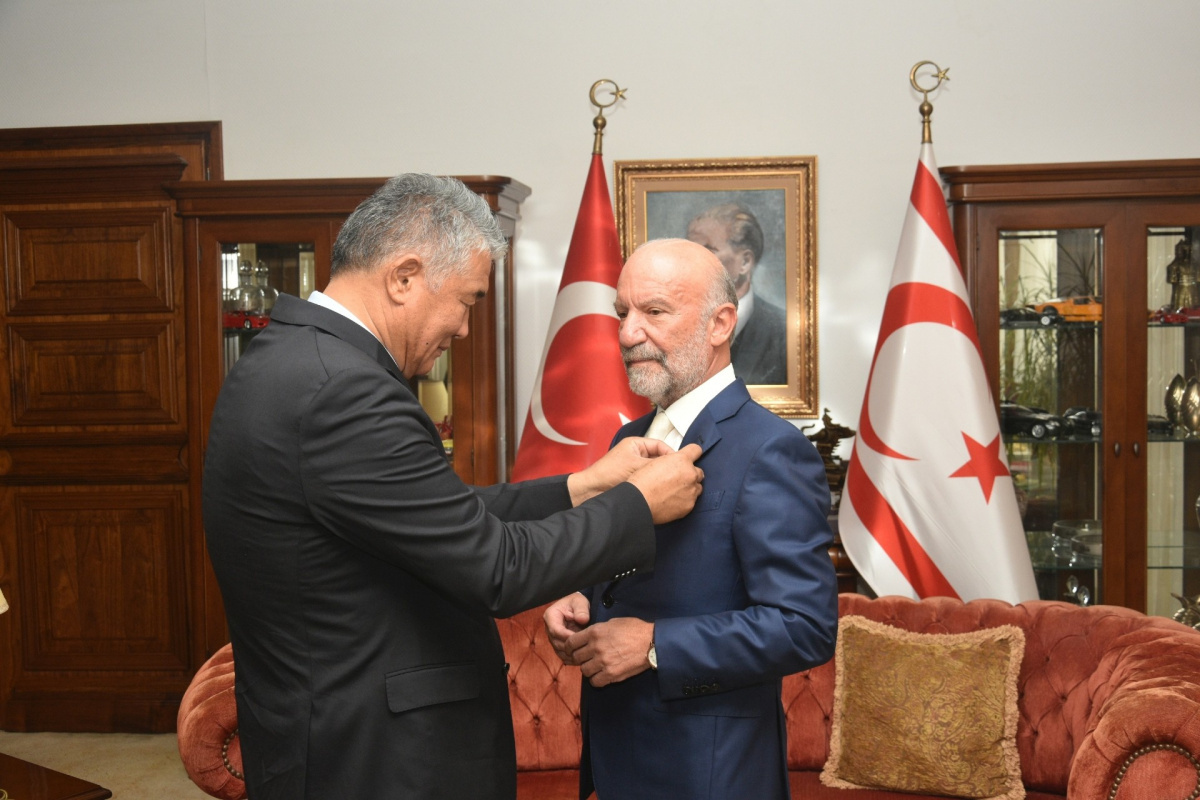 TÜRKSOY’dan Dr. Suat İrfan Günsel&#039;e onur nişanı