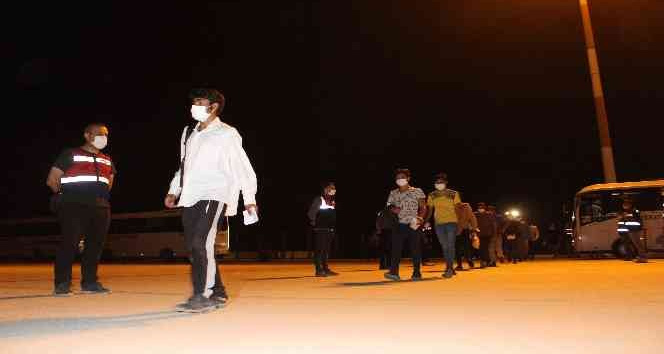 Iğdır’dan 400 Afganistanlı göçmen ülkelerine gönderildi