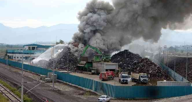Geri dönüşüm tesisinde çıkan yangına müdahale sürüyor
