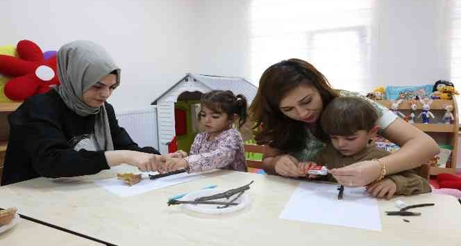 KAÇEM’de anneler kursta, çocuklar oyunda