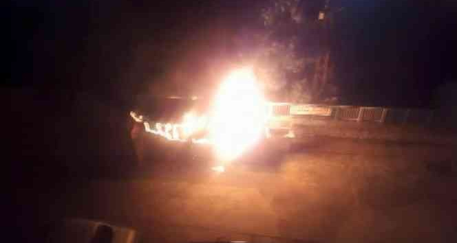 Konya’da park halindeki minibüs alev alev yandı