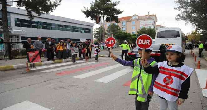 Öğrenciler trafik polisi oldu, trafik kurallarına düdükleriyle dikkat çekti