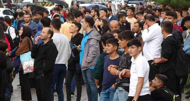 Meraklı vatandaşlar intihar girişiminde bulunan genci saatlerce yağmur altında izledi