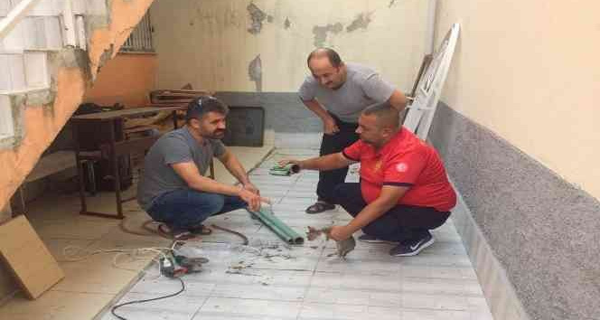 Kafası demir boruya sıkışan yavru kediyi itfaiye kurtardı