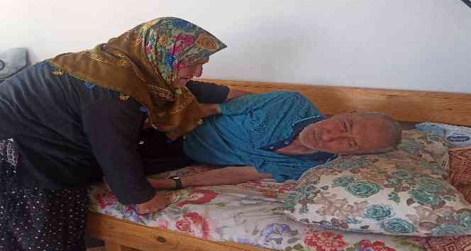 Yürüyemeyen alzaymır hastası eşine bebek gibi bakıyor