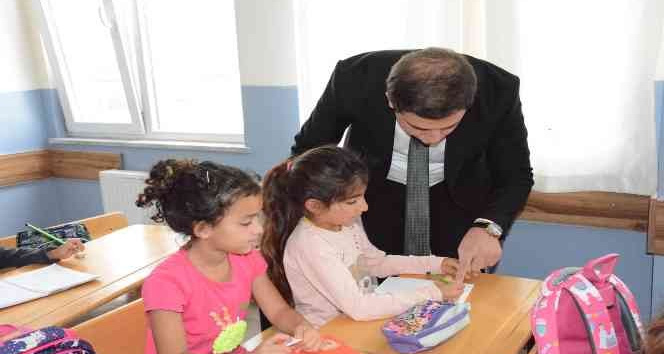 Yedisu’da 431 öğrenciye kırtasiye seti hediye edildi