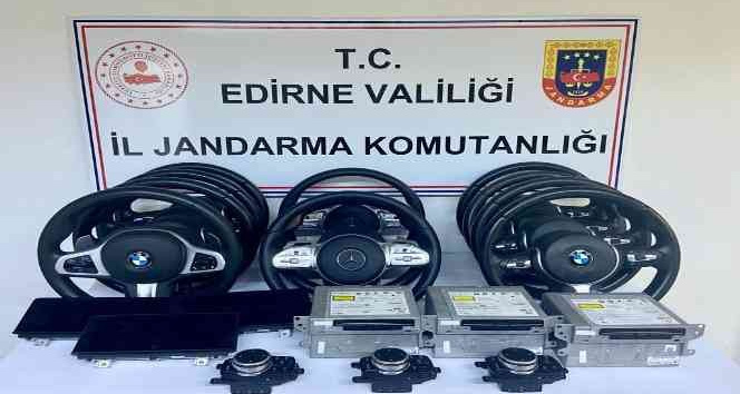 Edirne’de 370 bin liralık kaçak otomobil parçaları ele geçirildi