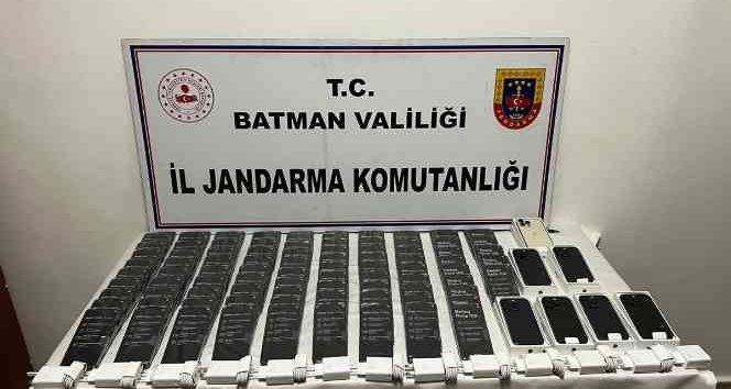 Batman’da durdurulan otomobilde çok sayıda kaçak telefon ele geçirildi