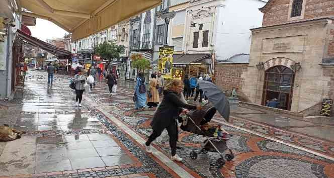 Edirne’de kısa süreli etkili olan sağanak zor anlar yaşattı