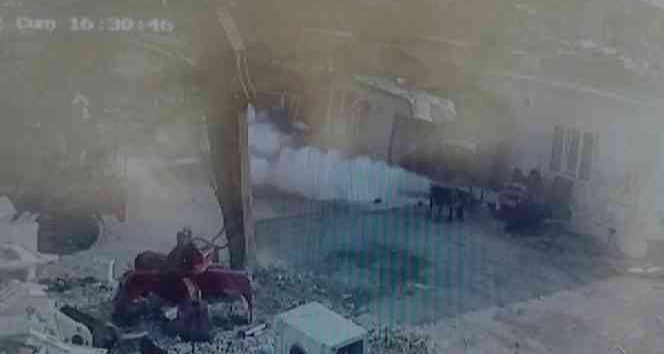 Yangın tüpü bomba gibi patladı, o anlar güvenlik kamerasına yansıdı