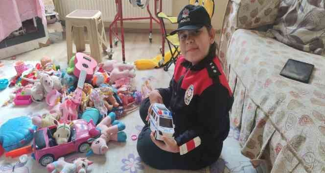 10 yaşındaki engelli Havva oyuncak polis otosuyla evinde devriye atıyor