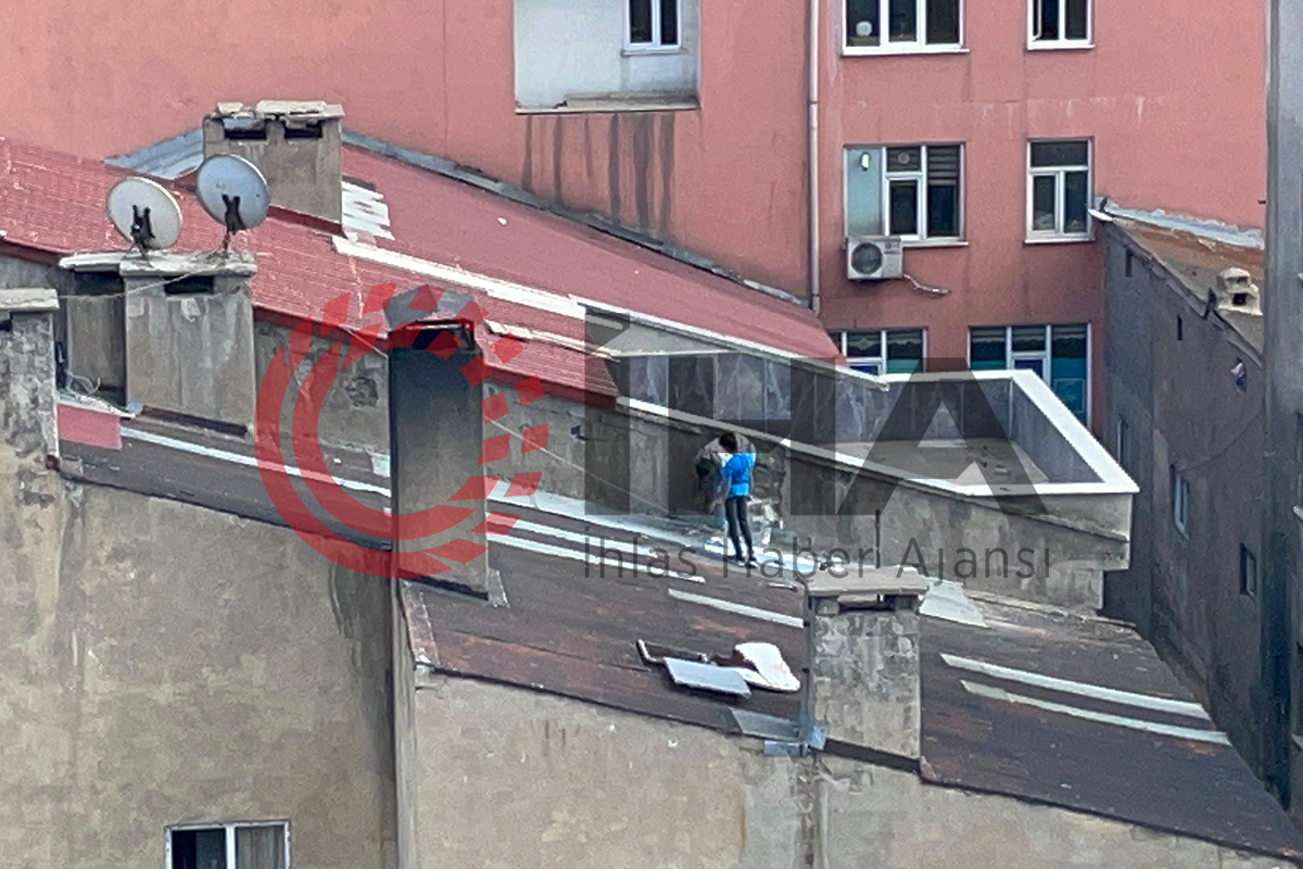 Tatvan’da çatıda tehlikeli tamirat