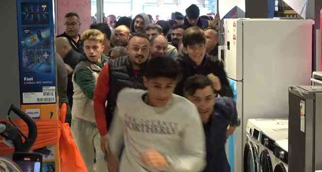 İndirimi duyanlar akın etti: Vatandaşın cep telefonu izdihamı