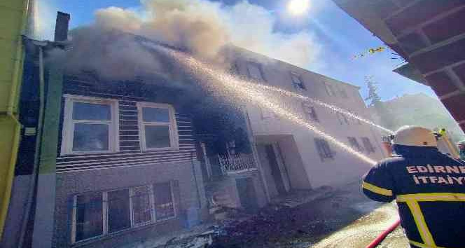 100 yıllık ahşap bina alevlere teslim oldu