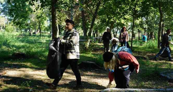 Üç ülkenin gençleri Edirne’de bir araya gelerek çevre temizliği yaptı