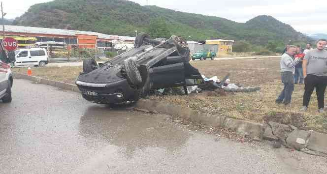 Kamyonetin çarptığı cip takla attı: 2 yaralı