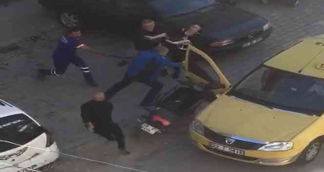 Edirne’de kavgaya motorla daldı, sopayla vurduğu adamı kanlar içinde bıraktı...O anlar kamerada