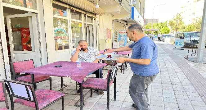 İşitme ve konuşma engelli adam 40 yıldır kıraathanelerde çalışarak ailesini geçindiriyor