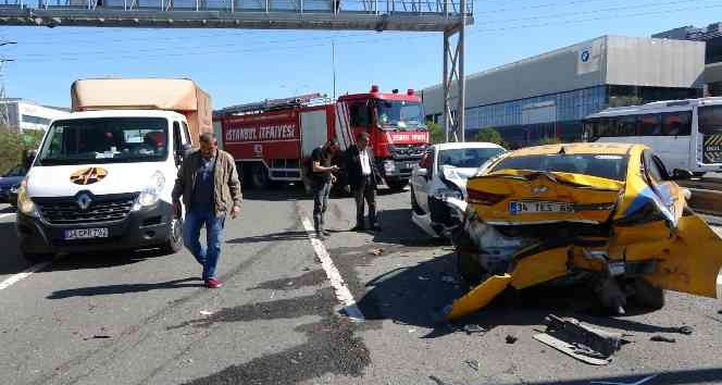 Sancaktepe’de kaputu açılan taksi zincirleme kazaya neden oldu