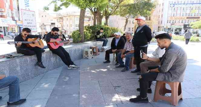 Aksaray sokaklarında “Neredesin sen” türküsüyle Neşet Ertaş’ı andılar