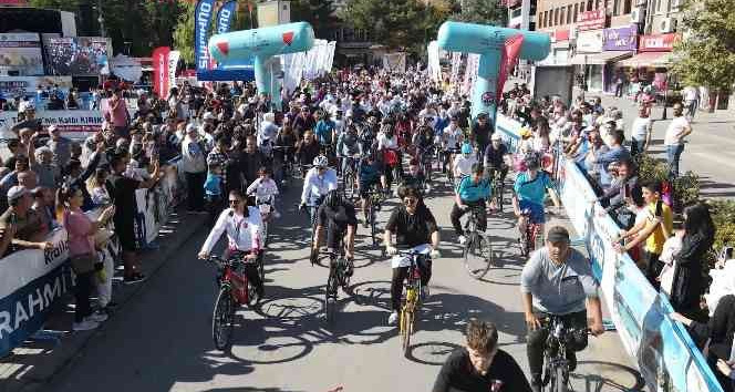 Türkiye Bisiklet Şampiyonası’nın son gününde bu kez vatandaşlar pedal çevirdi